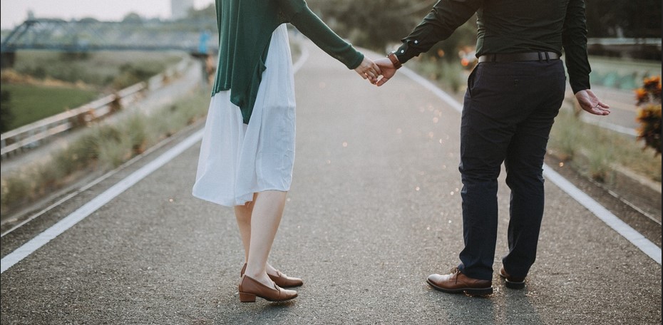 남녀가 손을 잡고 걸어가고 있는 사진