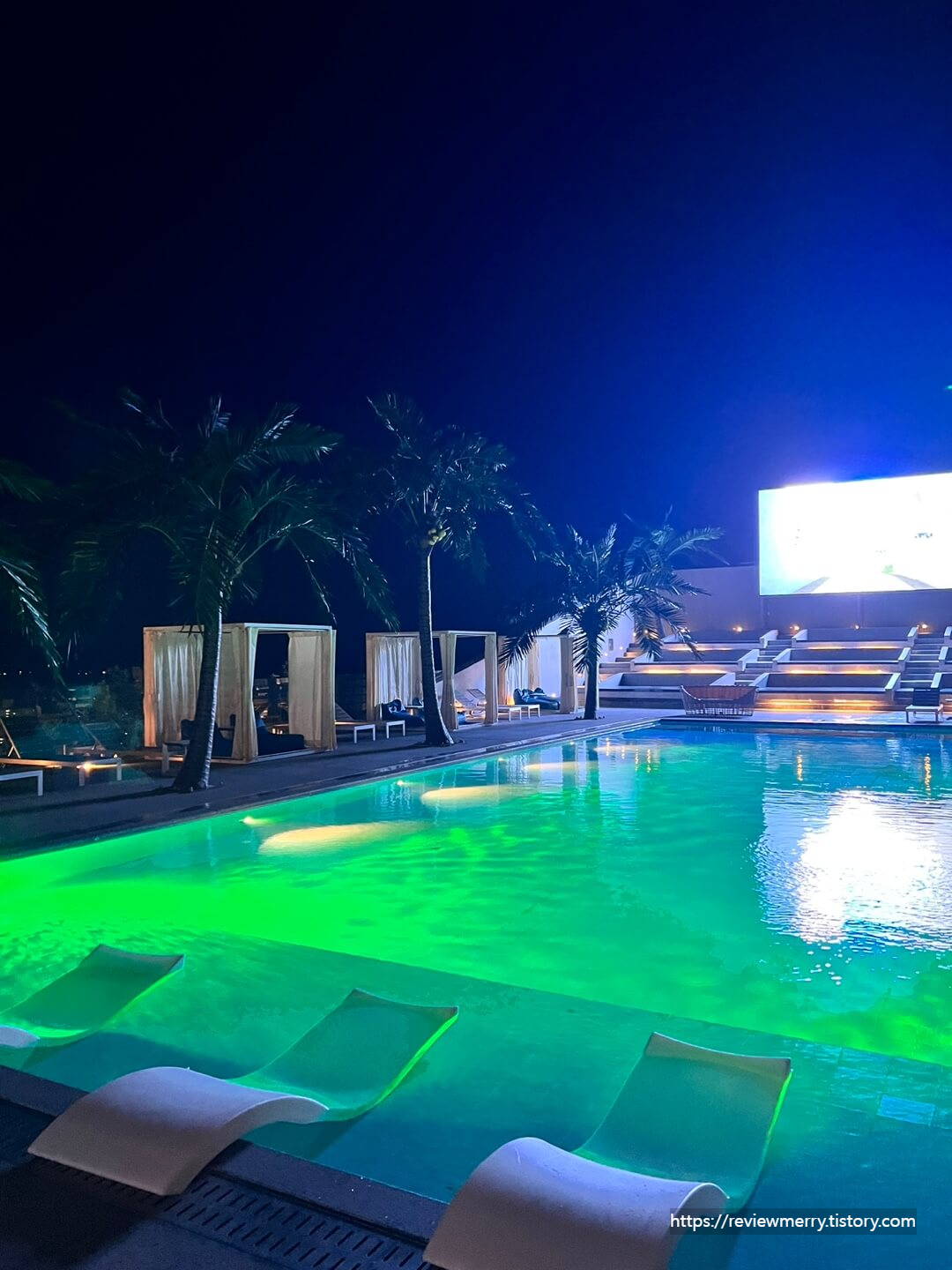 수영장 야간 모습