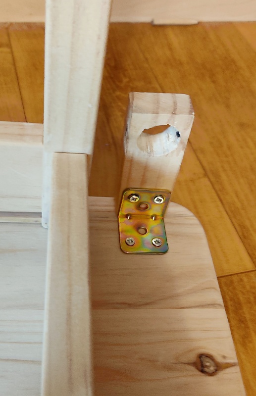 1. 으로 만들어진 자투리목을 ㄱ자 꺽쇠로 테이블 아래에고정