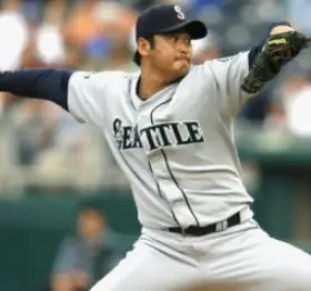 연금-흰유니폼을 입고 공을 힘껏 던지고 있는백차승