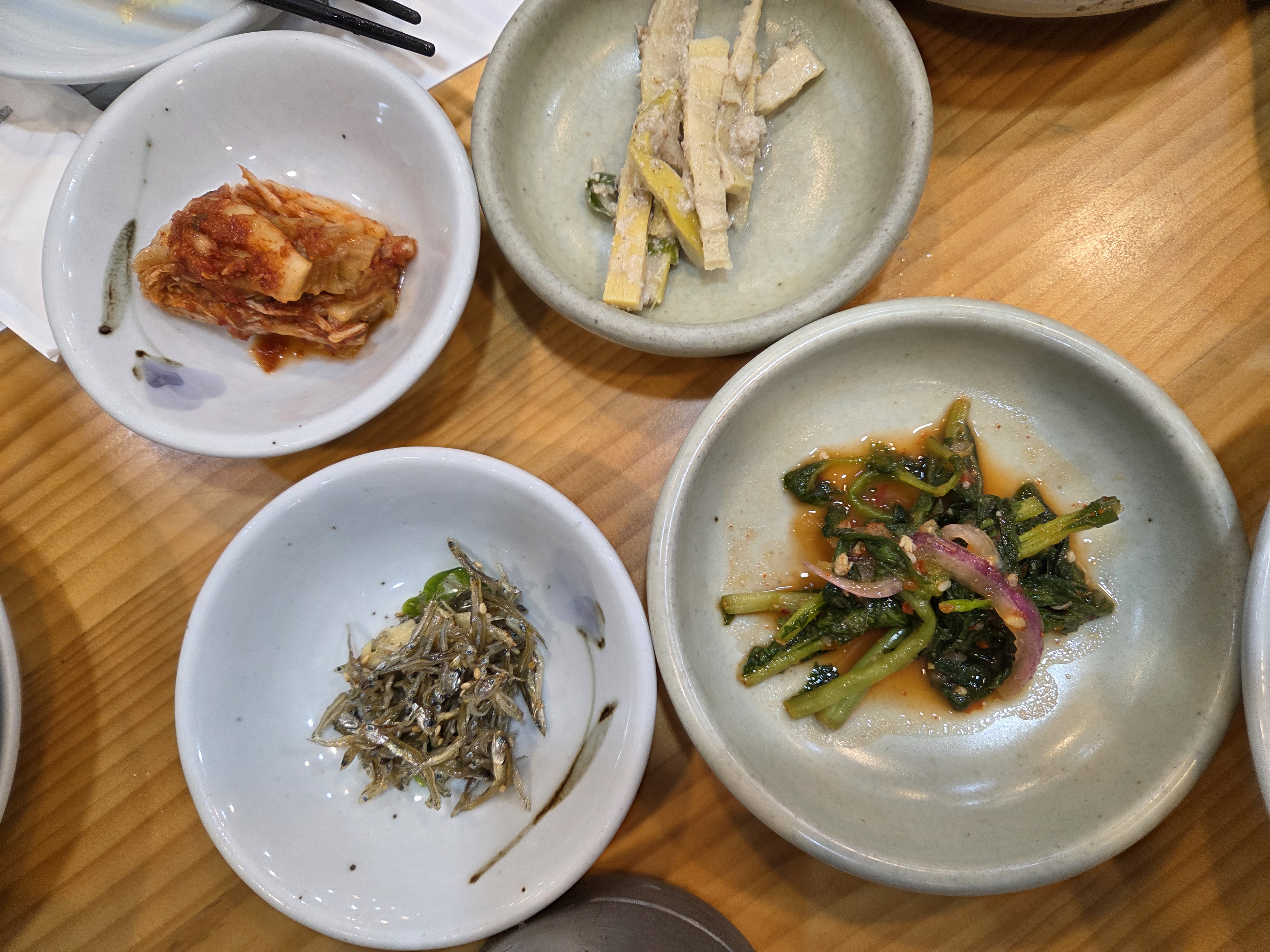 담양 황금소나무 한정식 밑반찬 김치 멸치볶음 두부조림 등 가정식 한상차림 반찬