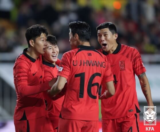 5번-째-골을-넣은-이강인과-동료-선수들이-기뻐하는-사진