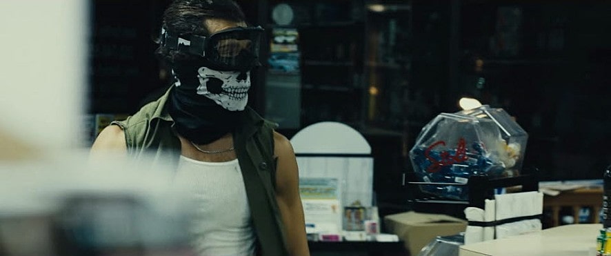 가면을 쓰고 있는 남성의 모습