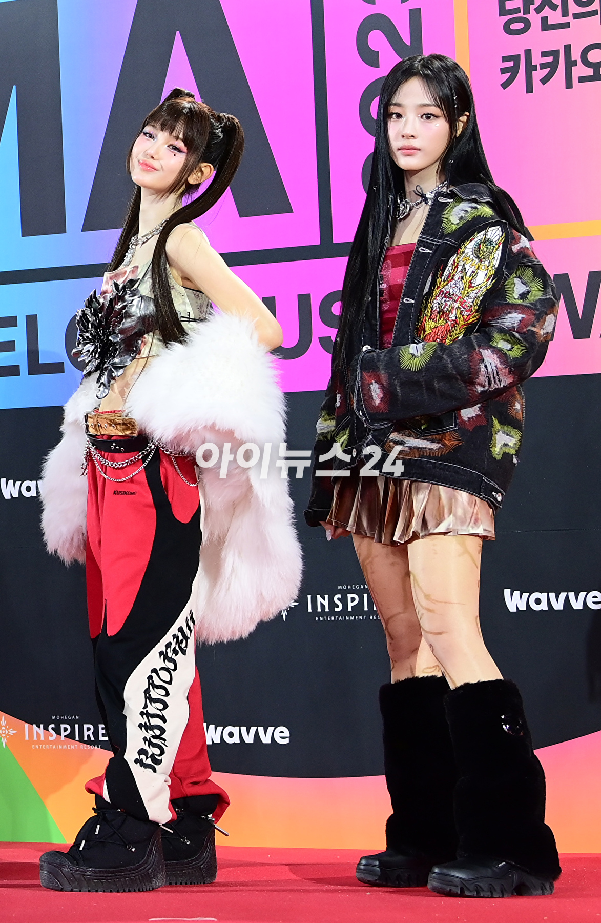 &#39;오늘도 실험적 패션&#39; 그룹 뉴진스(NewJeans)가 2일 오후 인천광역시 중구 인스파이어 아레나에서 열린 MMA2023(멜론뮤직어워드) 레드카펫 행사에 참석하고 있다. [사진=정소희 기자]