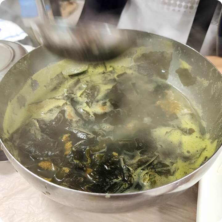 국자가 미역국에 들어있는 모습
