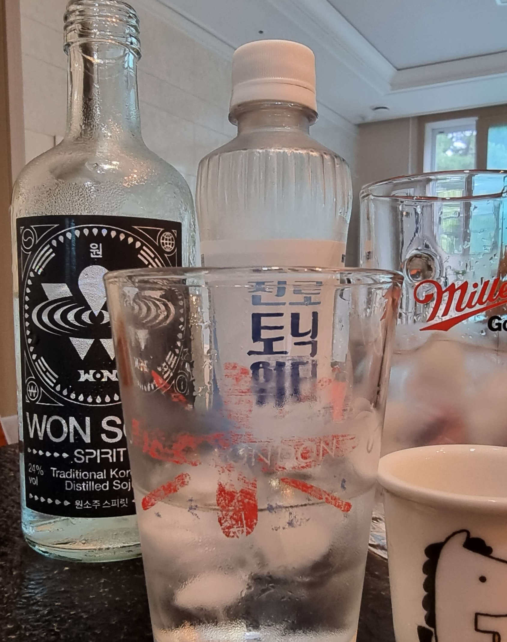 원소주 토닉워터 얼음으로 하이볼 제조중