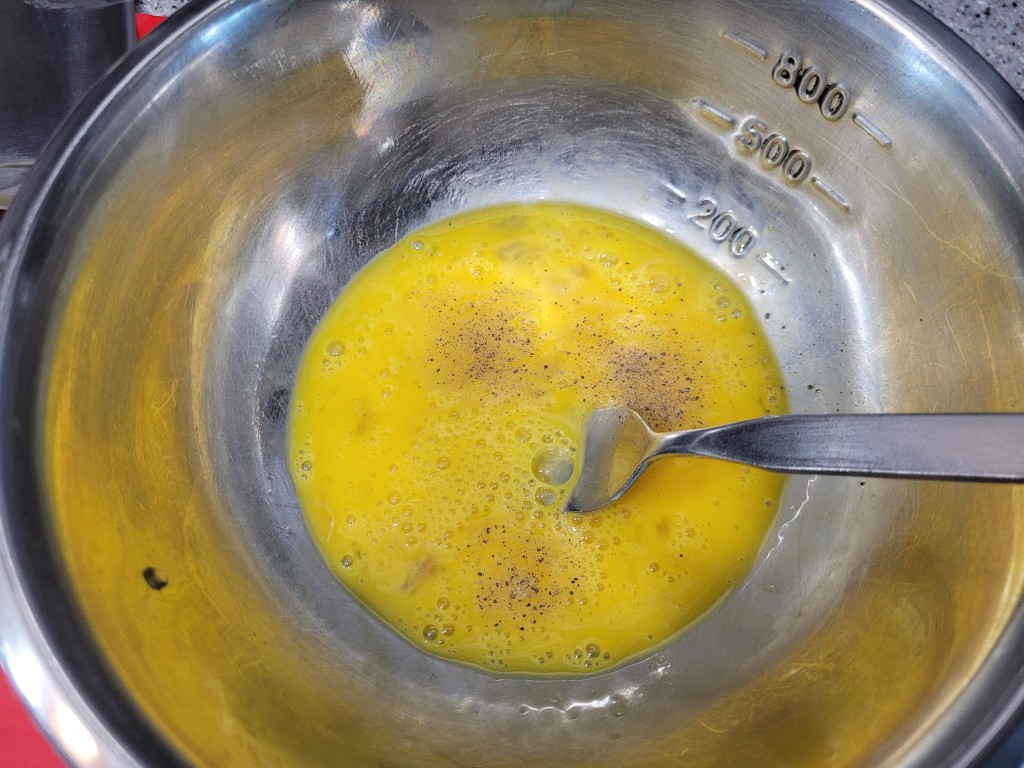 계란을 풀어 준비한 모습