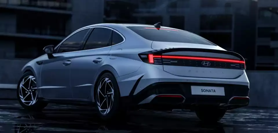 쏘나타 디 엣지의 뒷모습은 이렇습니다.