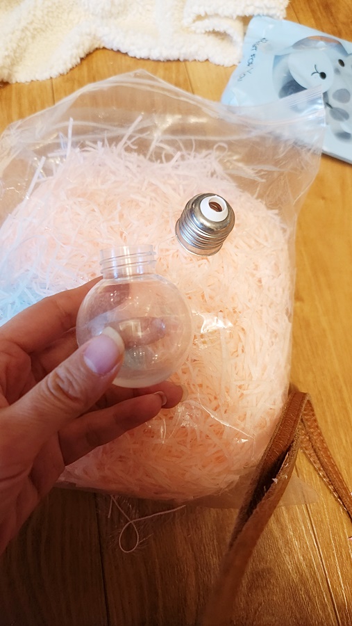 전구모양 장식을 돌려 분해해준후 스타핑을 넣어줌