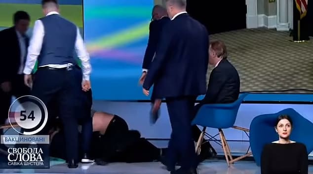 우크라이나 생방송 중 난투극 벌인 친러 정치인과 언론인 VIDEO:BRAWL breaks out on Ukrainian TV as journalist attacks Pro-Russian politician...