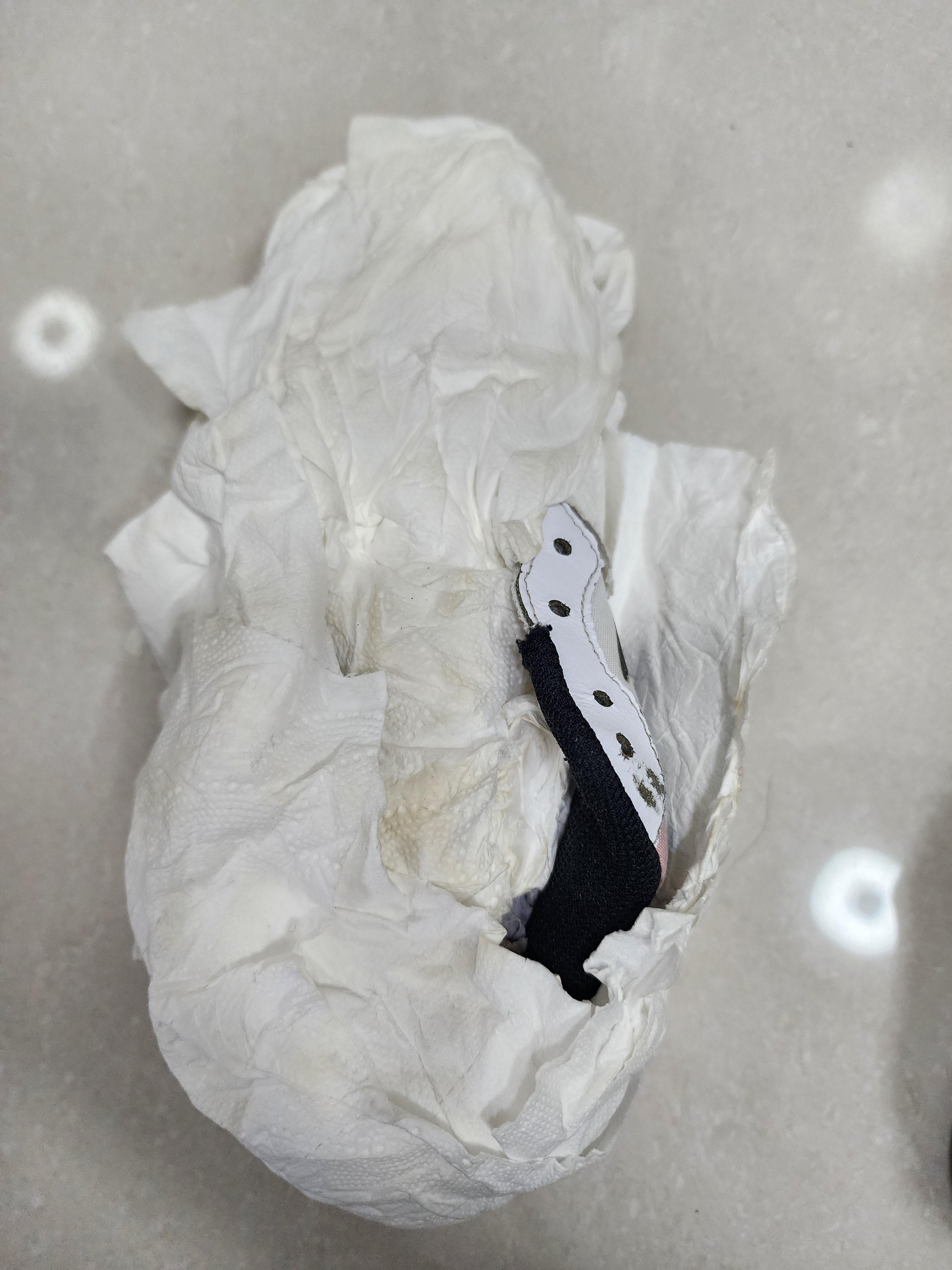 세탁하자마자 화장지로 운동화를 감쌌어요 (왼) 세탁하자마자 화장지로 운동화를 감쌌어요 / (오) 마르는 과정에서 운동화 속에 있던 먼지가 나오며 화장지에 누렇게 배어 나왔어요 