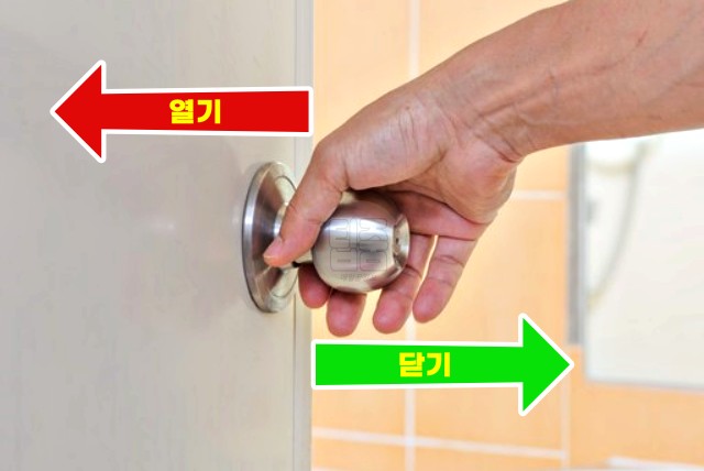 욕실문 닫고 샤워 손이 갈라지고 벗겨져요 피부 건조증 예방 치료법, 팁줌