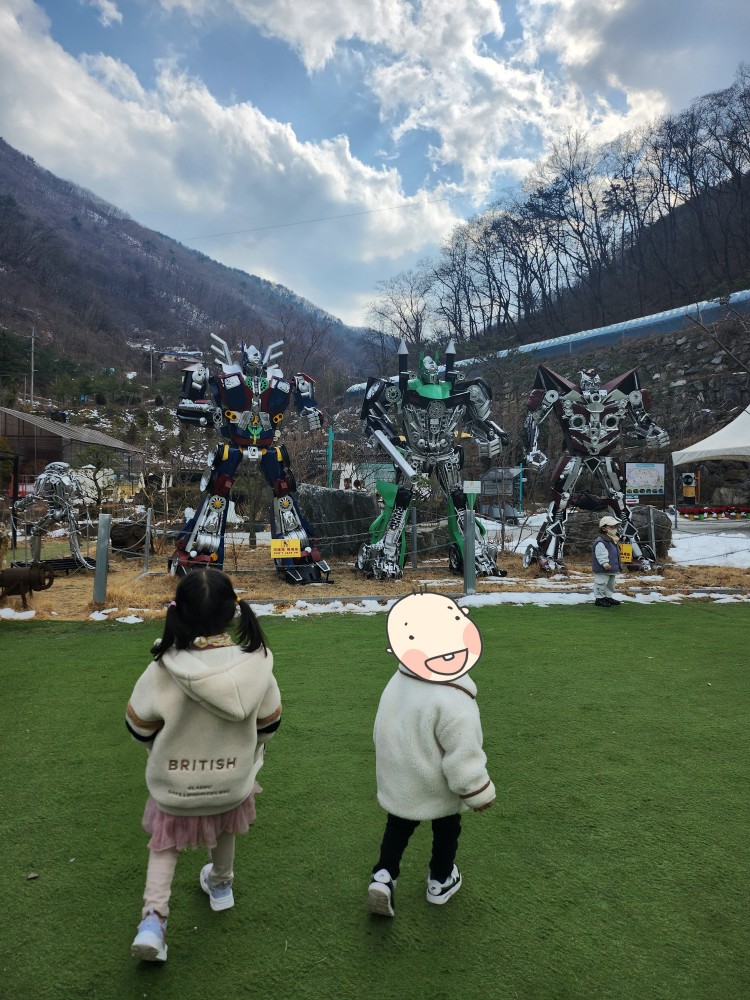 로봇을 구경하는 아이