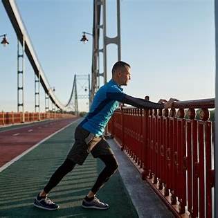 출발 전 스트레칭하는 마라톤 초보자