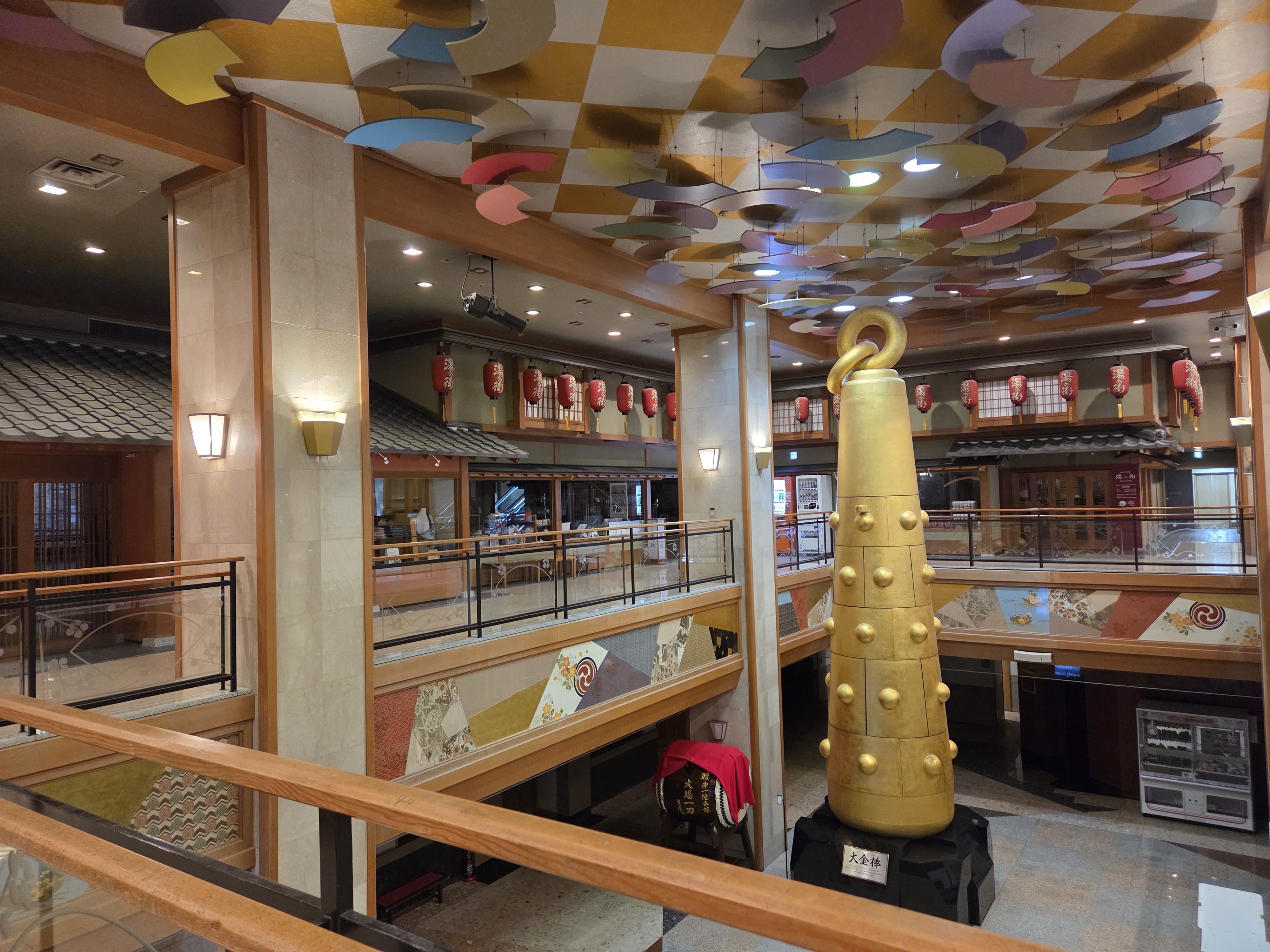 다이이치 타키모토칸 기념품 숍과 전통적인 일본식 인테리어가 어우러진 상점가