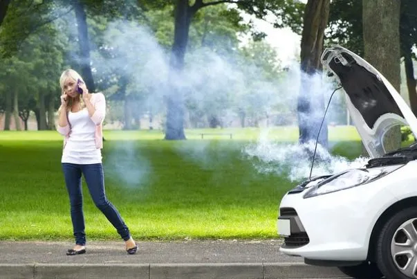 본넷에서-연기나는것을-신고하는-여자