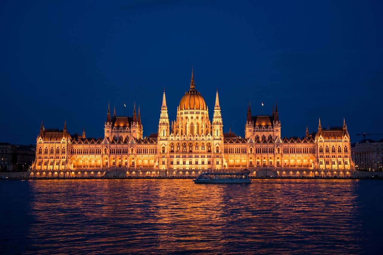바다 야경이 아름다운 헝가리에 반짝이는 불빛과 고요한 바다