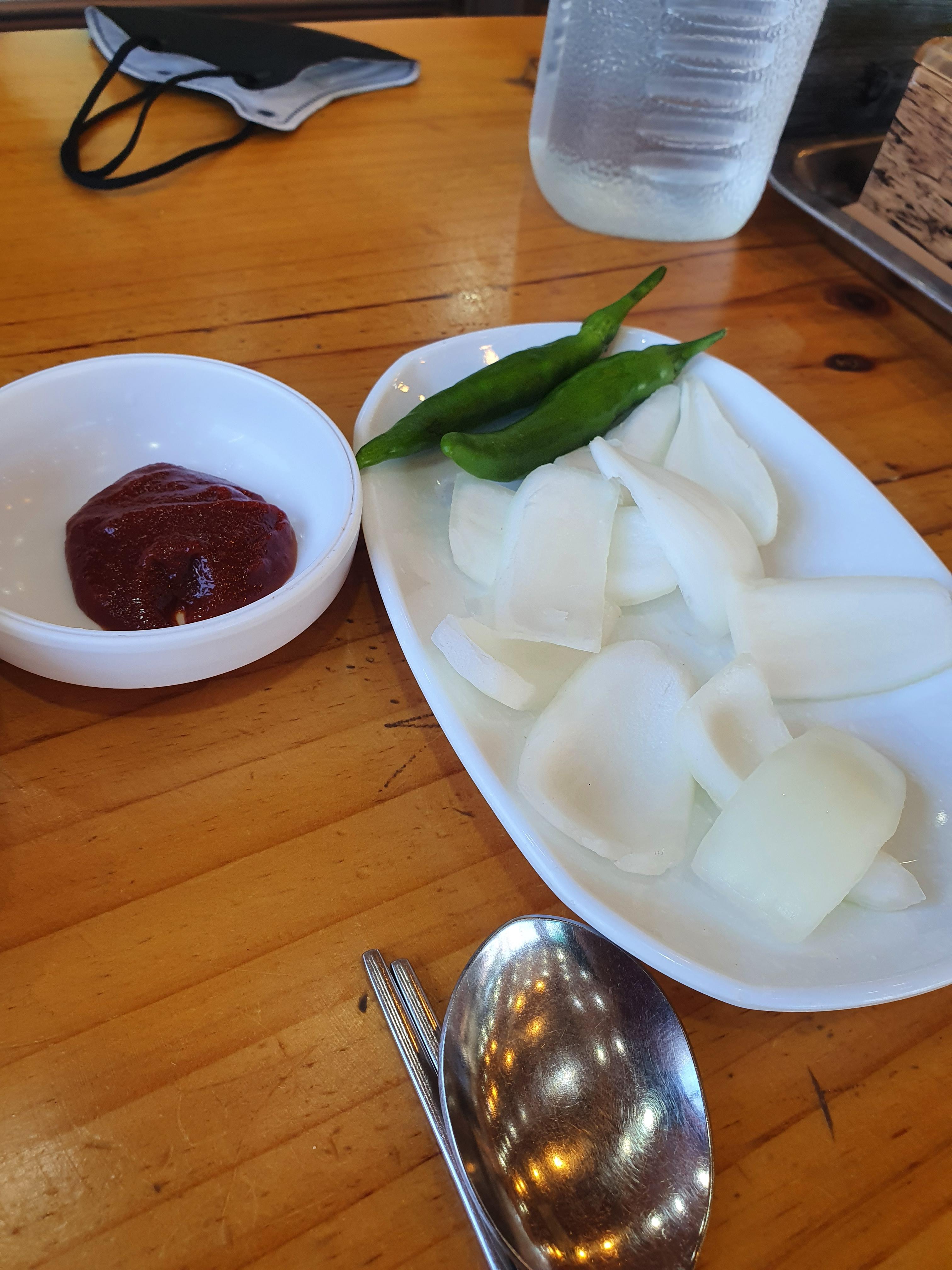 관저동 점심식사 하기 좋은 천복순대국밥 반찬 양파가 시원하고 좋음.