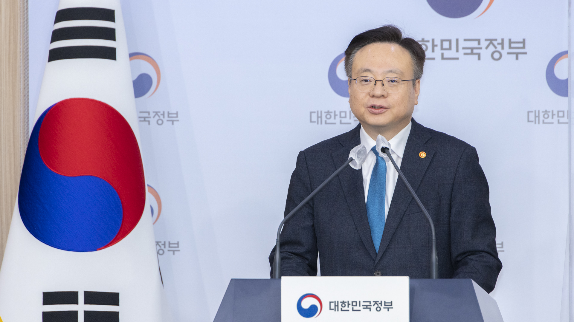 보건복지부 조규홍 장관은 노인일자리 정책이 초고령의 저소득 어르신뿐만 아니라 생산성이 높지만 노후 대비가 부족한 젊은 노년층에게도 필요하다고 강조하였다.