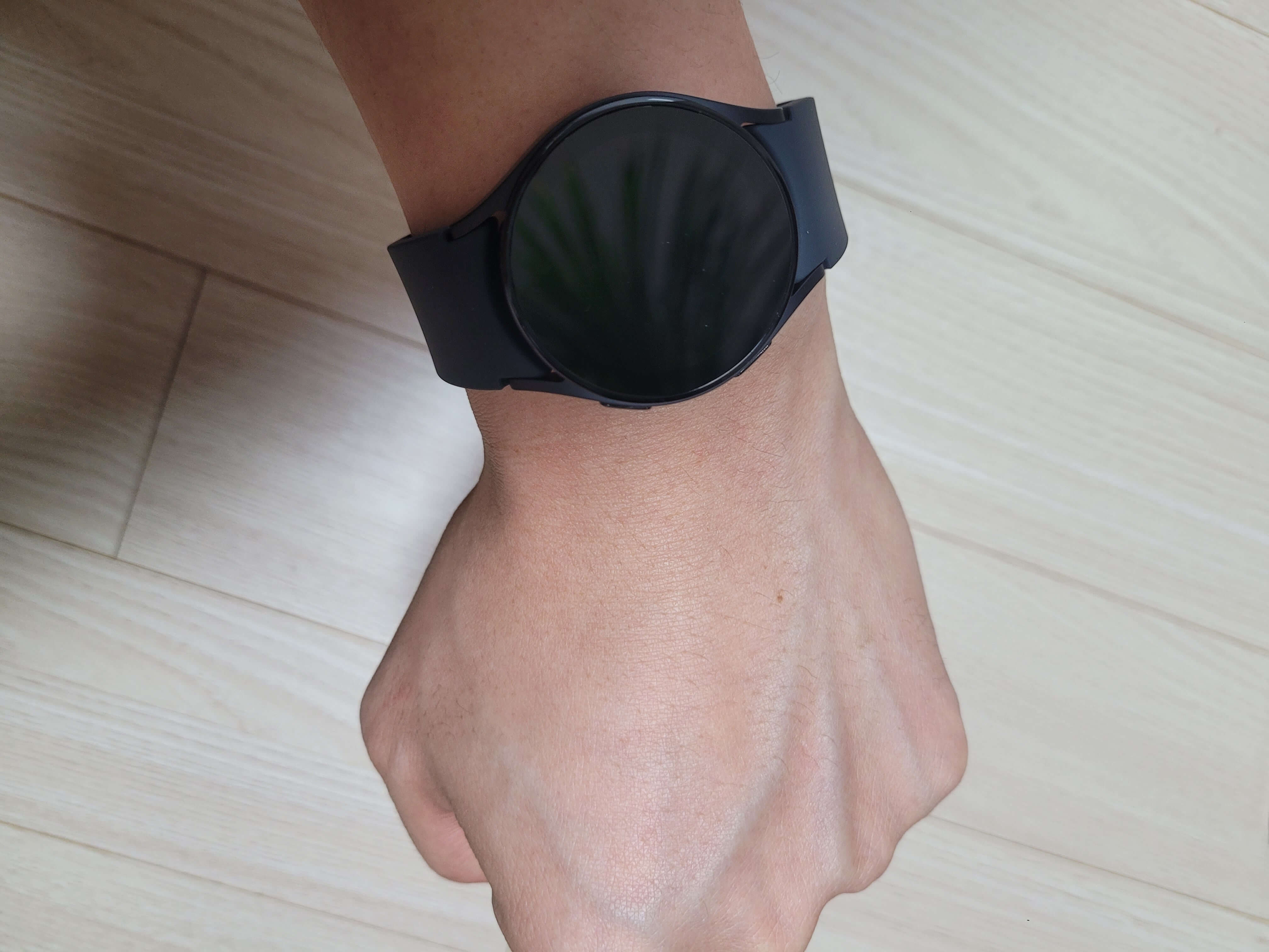 성인 남성 갤럭시 워치5 착용 모습