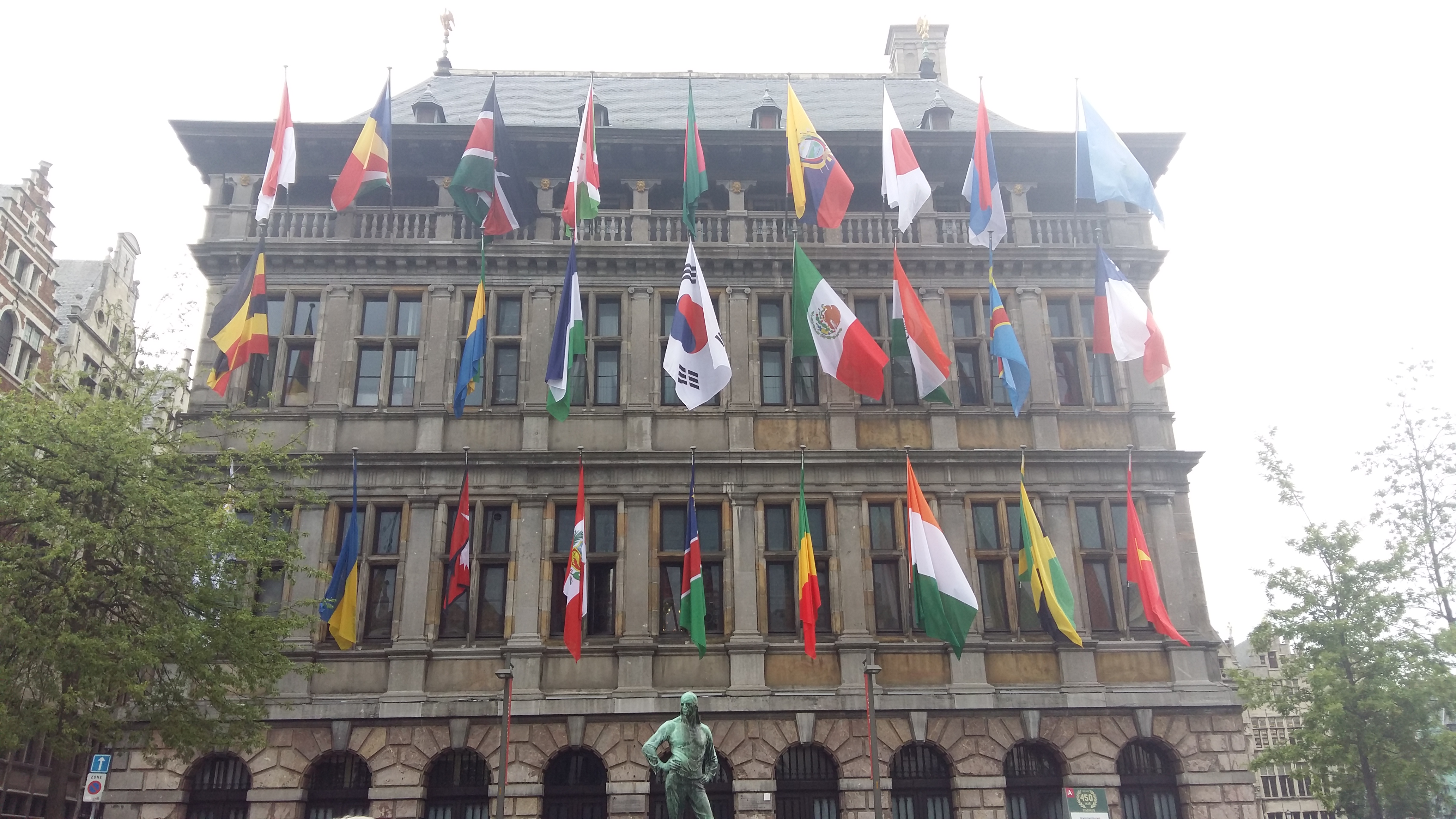 벨기에 안트베르펜 광장 만국기 속 대한민국 국기