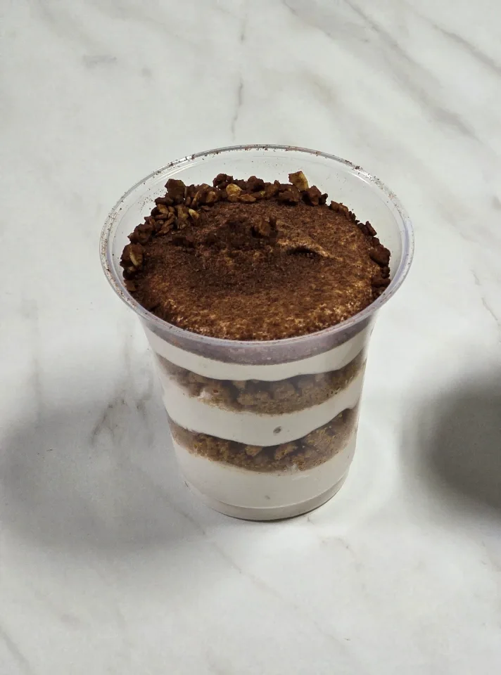 마롱 티라미수 포장을 뜯고 내용물이 보이는 사진