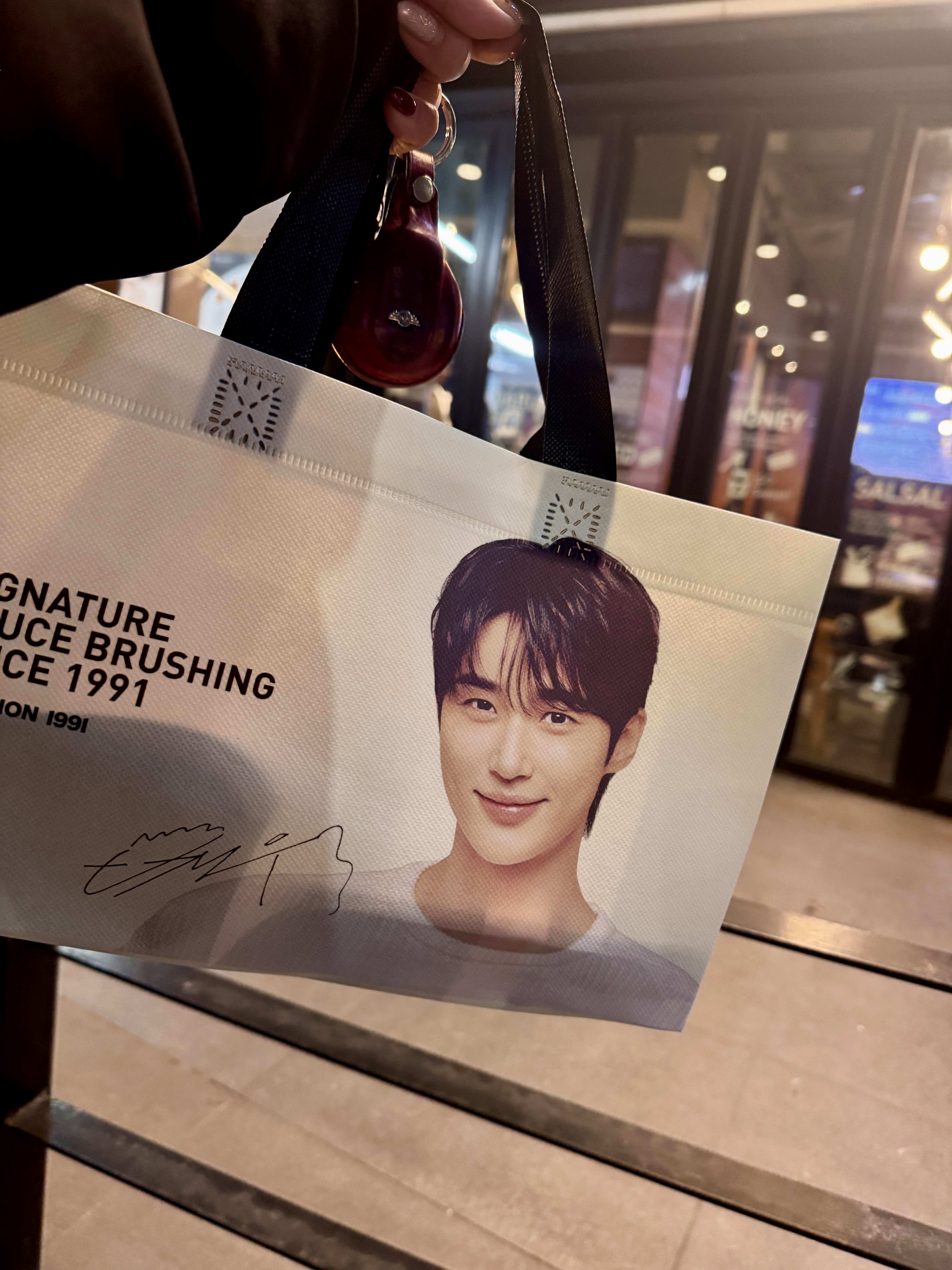 토스 페이스페이 실제 사용 후기 교촌치킨 허니싱글윙 포장하고 나가는 길에 치킨백을 찍은 사진. 뒤에는 교촌치킨 매장이 보인다.