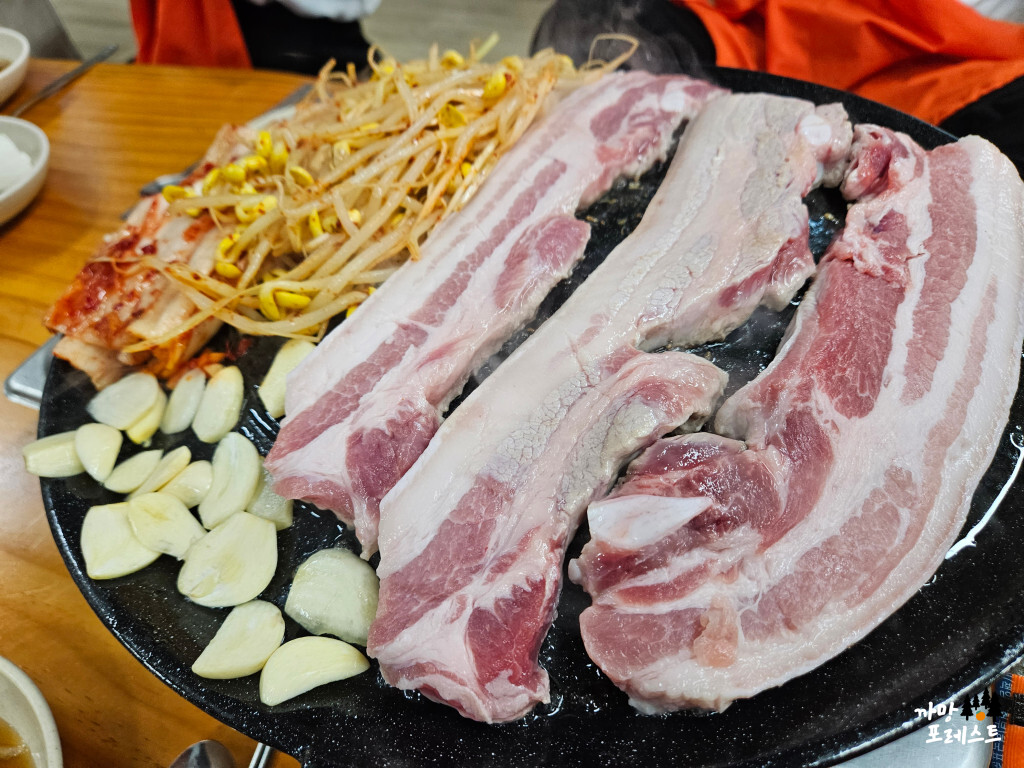 진토 김치 생고기 삼겹살 세팅