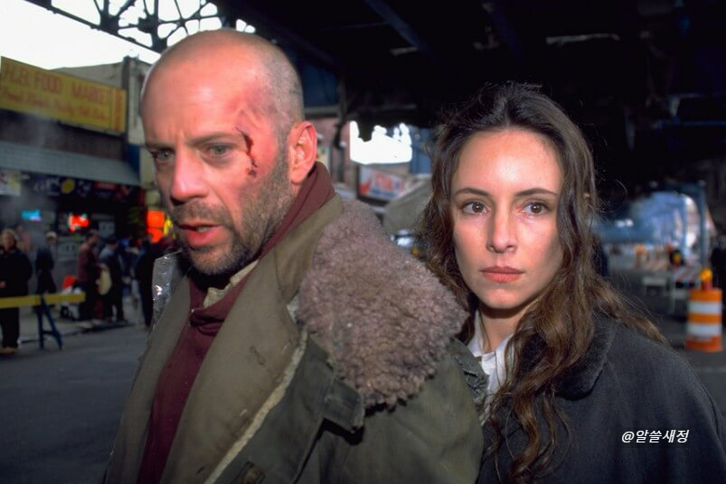 제이콥과 매들린 박사가 도망치는 장면