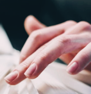 손톱에 세로줄이 생기는 이유와 검은 세로줄 원인