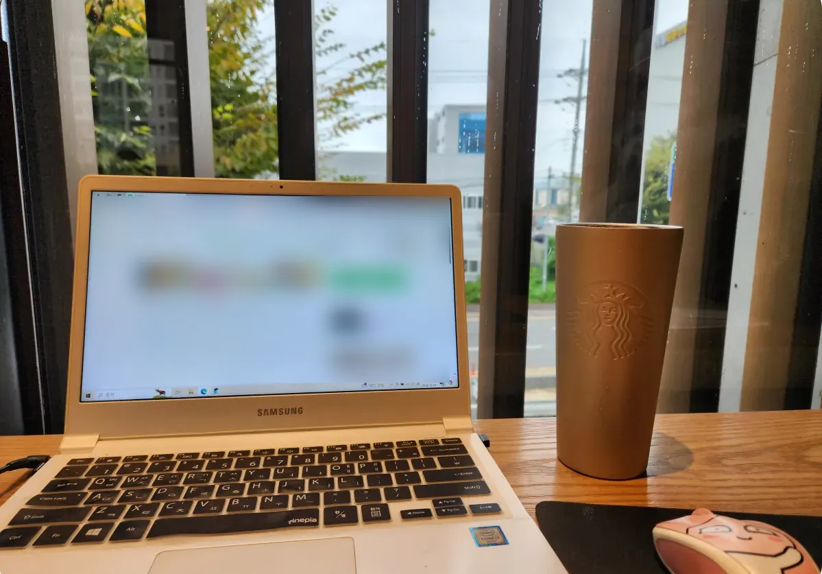 텀블러-노트북-카페창가