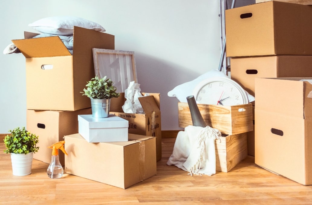 이삿짐 상자가 쌓여 있는 모습