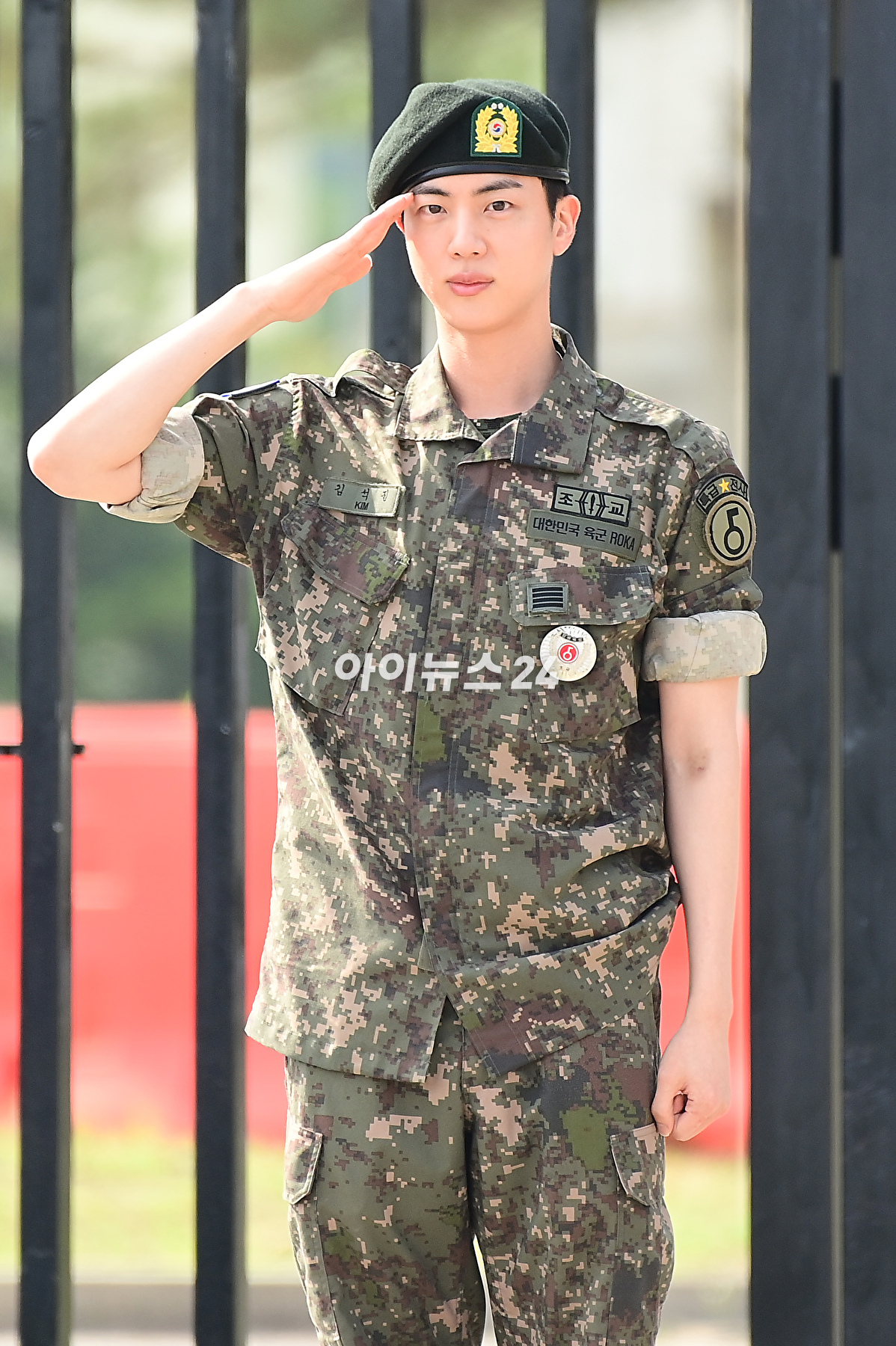 그룹 방탄소년단(BTS) 진이 12일 오전 경기도 연천 5사단 신병교육대에서 국방의 의무를 마치고 전역하고 있다. [사진=정소희 기자]