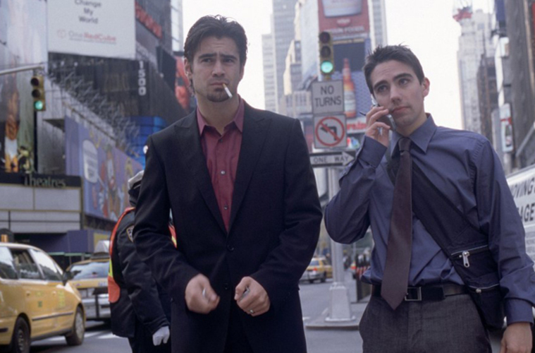 영화 ‘폰부스’의 도심 오프닝 무드—광고판과 신호등 사이를 가로지르는 두 남성