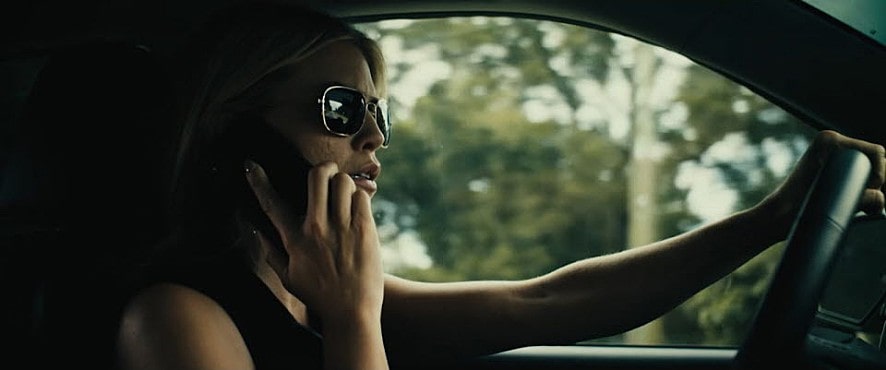 차에서 전화 받는 여성의 모습