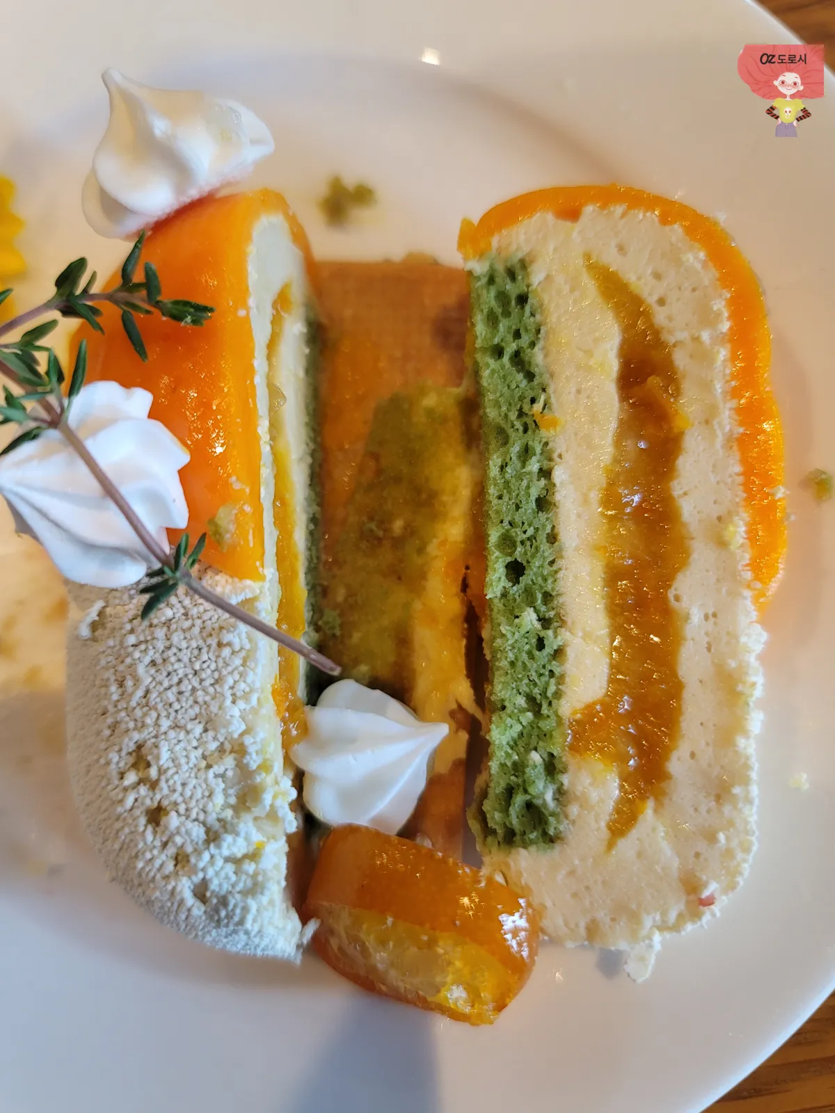 인천-중구-영종도-네스트호텔-쿤스트라운지-애트터눈-티-세트-금귤-얼그레이-무스-컷팅-사진