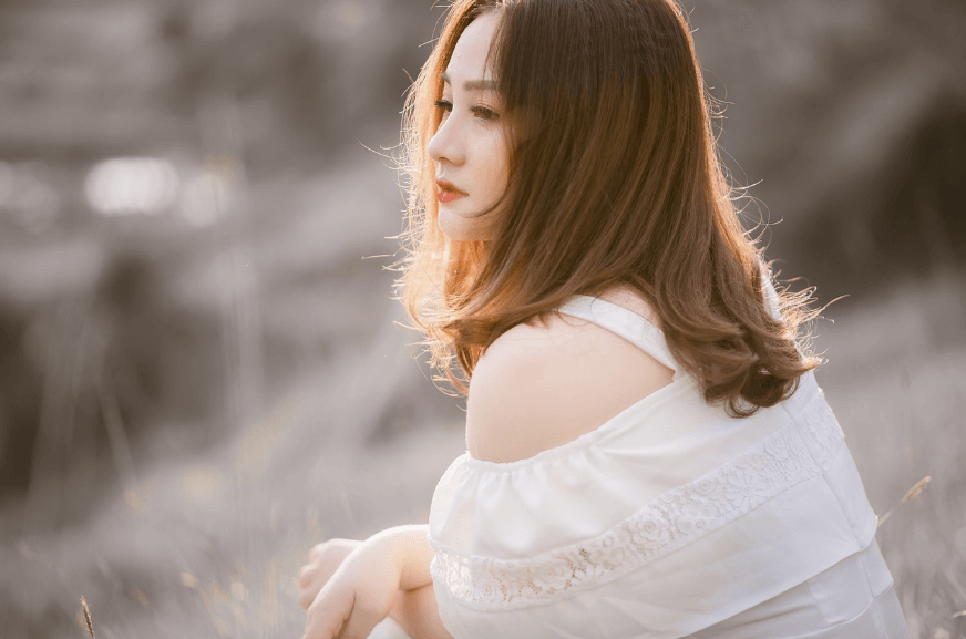 정면을 바라보고 있는 여성