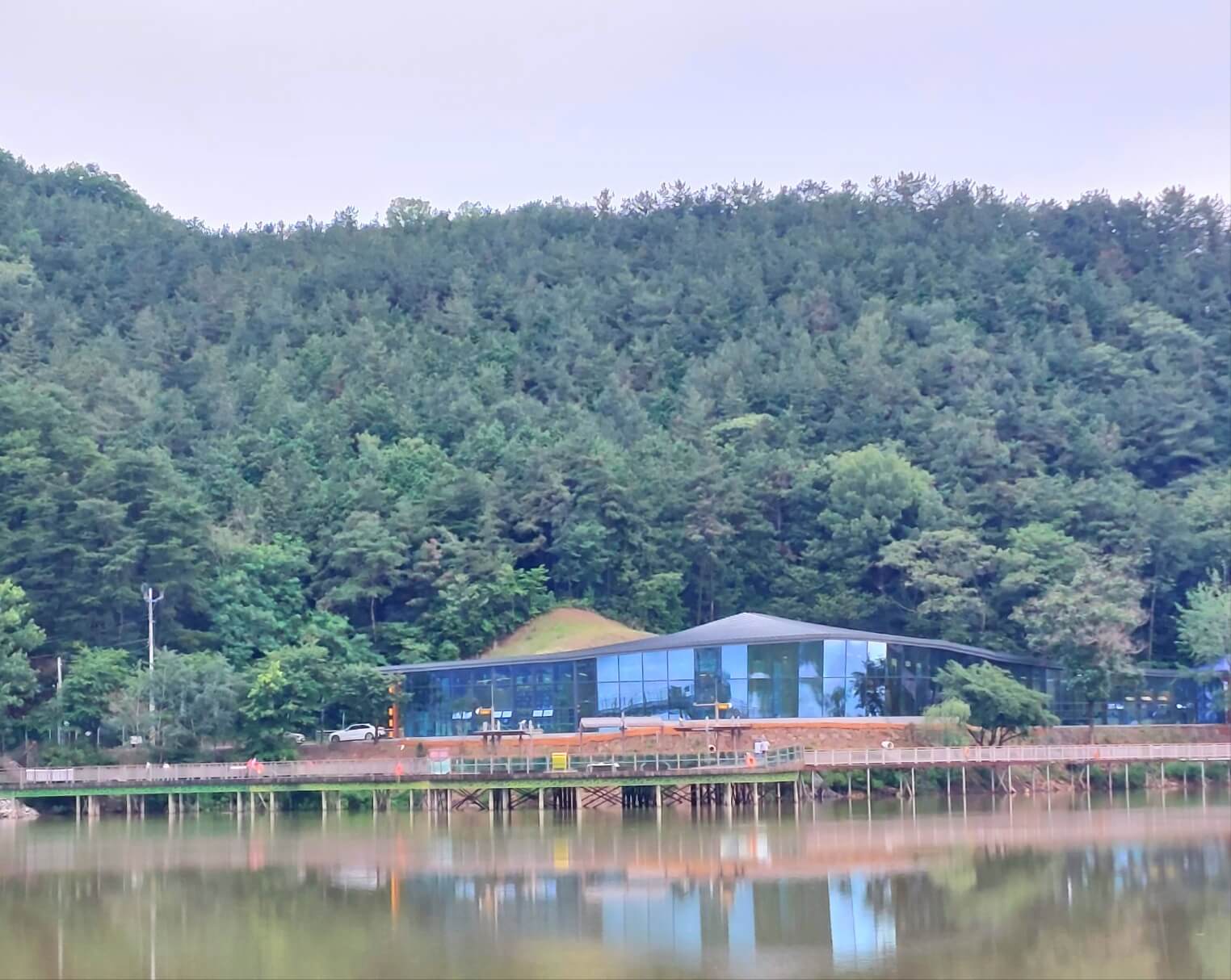 맞은편에서 보이는 아중 호수도서관