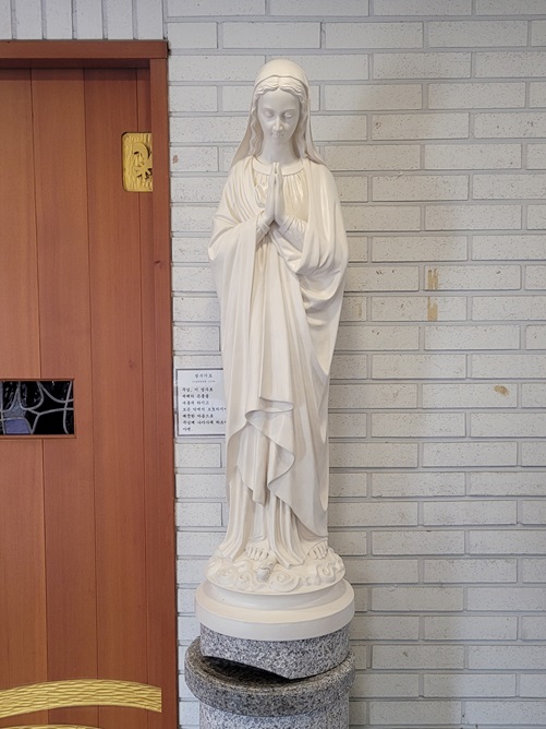 소하동성당 성모상 성수대