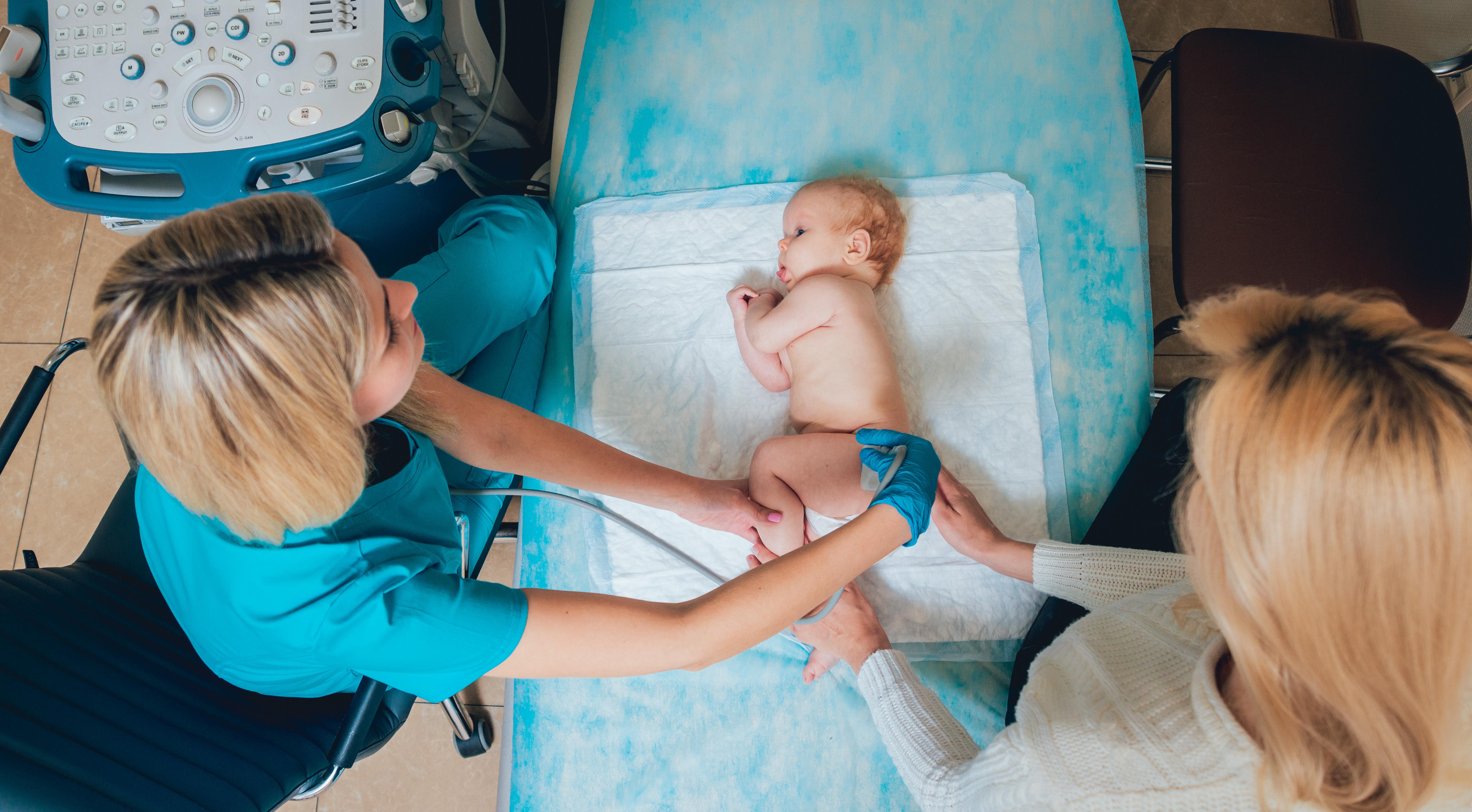 고관절 초음파 검사 중인 아기