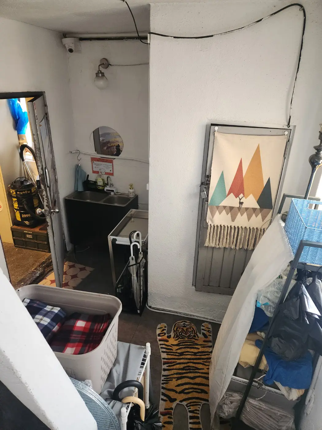 화장실-입구-및-개수대