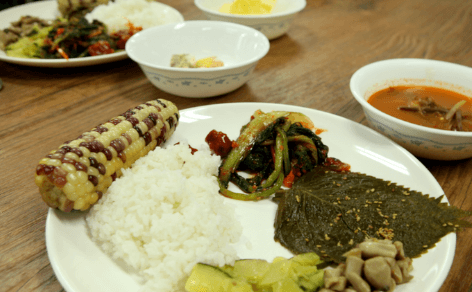 옥수수, 밥, 깻잎, 버섯이 접시에 담겨있는 모습