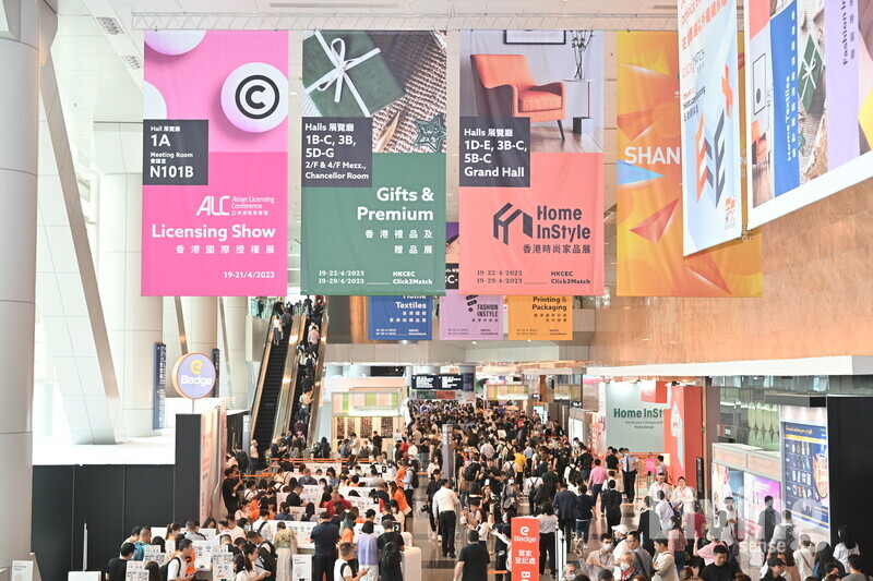 홍콩 가정용품 박람회에 가득한 관람객 전경