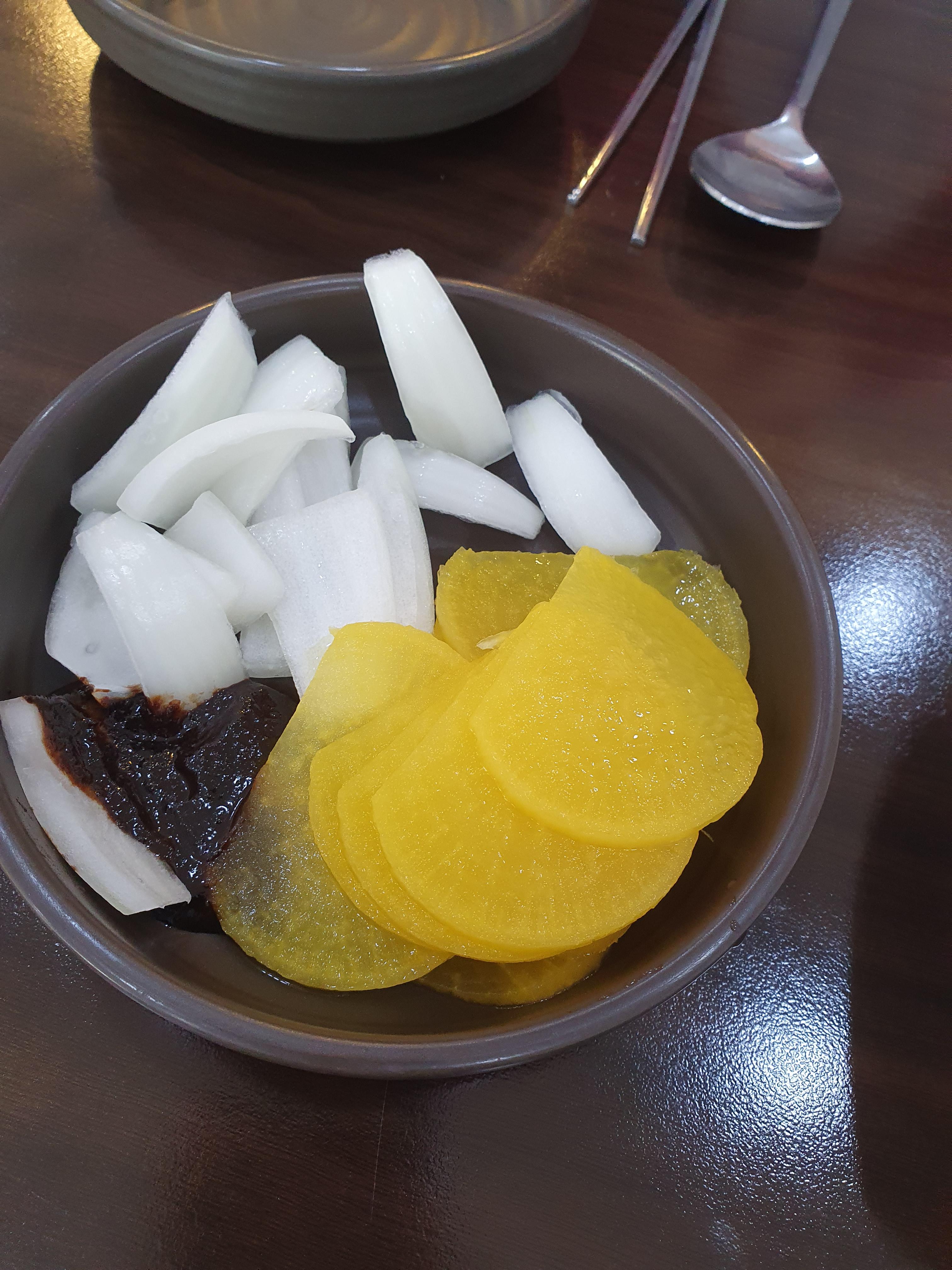 대전 가수원동 백선짬뽕 반찬 단무지와 양파, 김치도 있다.