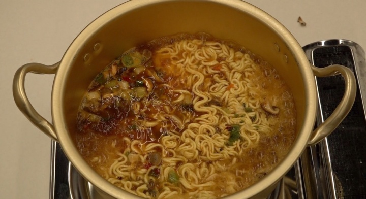 극한직업-맛과-품질이-보장된-라면