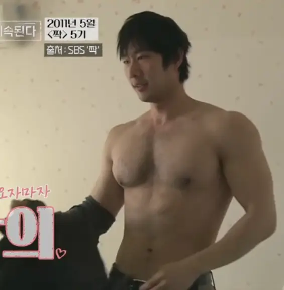 나솔사계- 웃통을 벗고 있는 남자1호