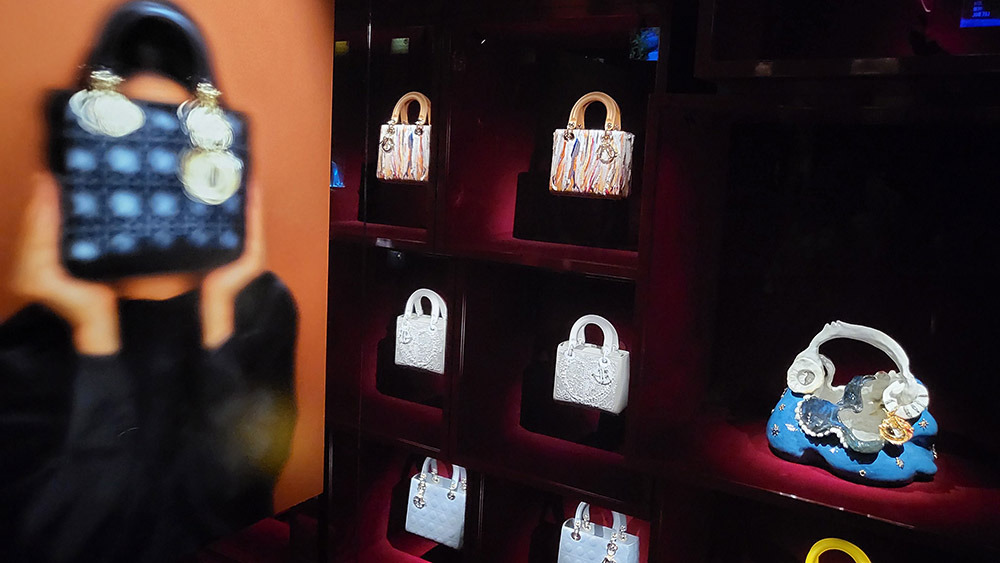 디올 레이디 아트출처 디자인DB