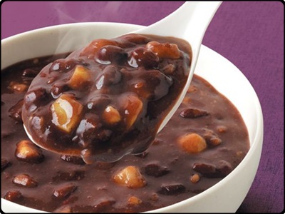 그릇에 담긴 팥죽을 한 숟가락 뜬 모습