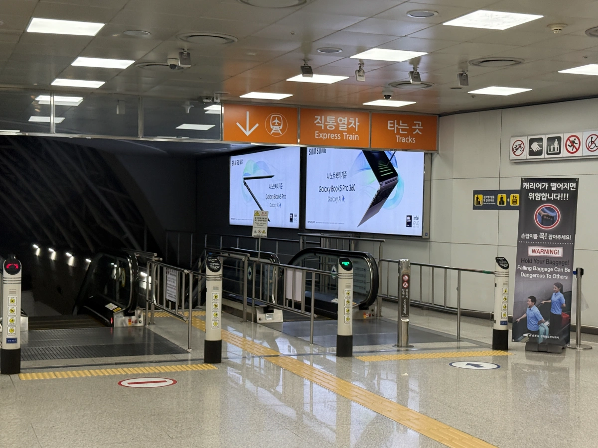 8-직통열차-탑승-플랫폼-내려가는길