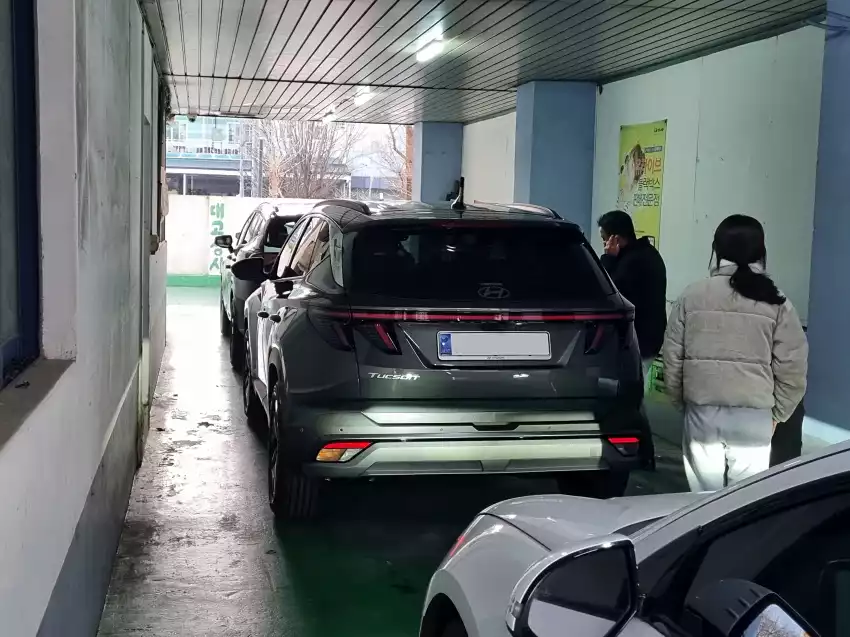 자동차 번호판이 달린 더 뉴 투싼을 다시 만났습니다.